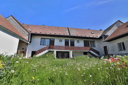 Prodej dvougeneračního domu s uzavřeným dvorem a dalšími prostory v obci Zdeňkov nedaleko Telče