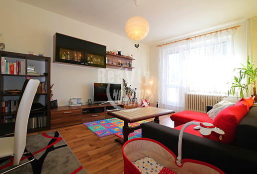 Nabízíme k prodeji panelový byt 2+1 s prostorným balkónem na ulici Kollárova v Jihlavě - Fotka 1