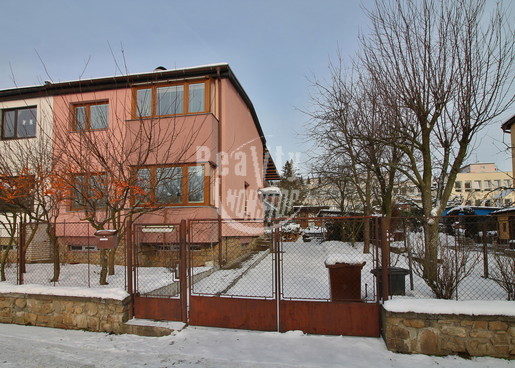 Exkluzivní prodej dvougeneračního rodinného domu se zahradou a dvougaráží v Jihlavě - Fotka 1
