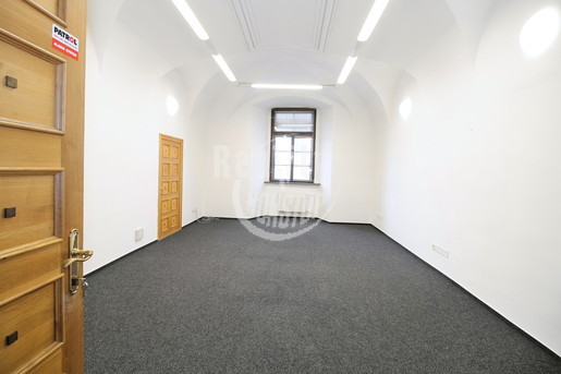 Nabízíme k pronájmu reprezentativní kancelářské prostory s možností parkování v centru města Jihlavy - Fotka 7