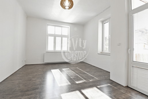 Exkluzivní prodej zděného, kompletně zrekonstruovaného bytu 4+1 na ulici Jana Masaryka v Jihlavě - Fotka 2