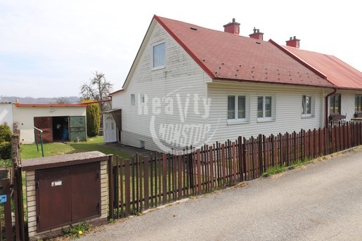 Exkluzivní prodej rodinného domu se zahradou a garáží v obci Štoky - Fotka 1