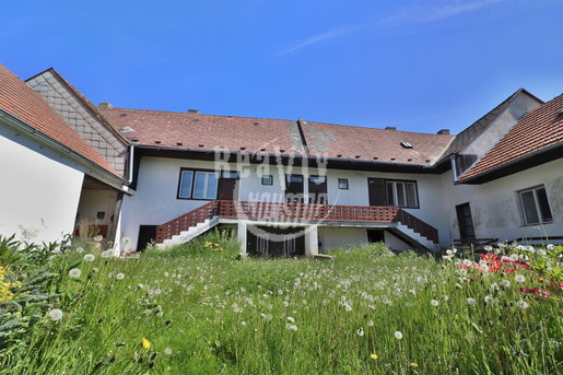 Prodej dvougeneračního domu s uzavřeným dvorem a dalšími prostory v obci Zdeňkov nedaleko Telče - Fotka 1