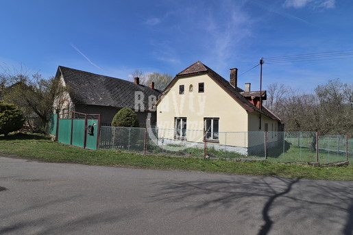 Nabízíme exkluzivně k prodeji samostatný rodinný dům se stodolami v obci Skorkov u Herálce - Fotka 1