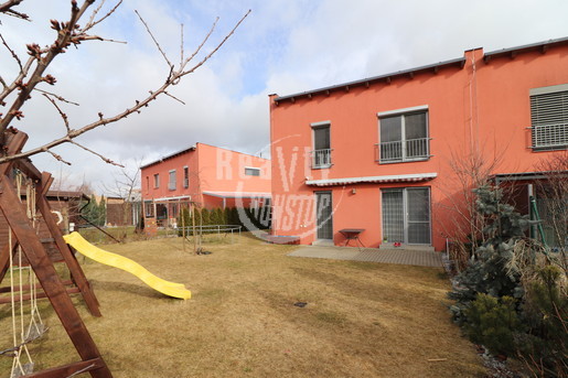Exkluzivní nabídka dvojdomu 4+kk s garáží a zahradou v Jihlavě - Pohled na dům ze zahrady