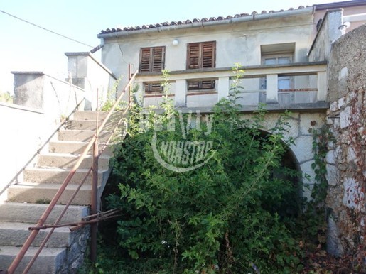 Prodej kamenného domu k rekonstrukci ve vzdálenosti 3 km od moře, Chorvatsko - Fotka 1