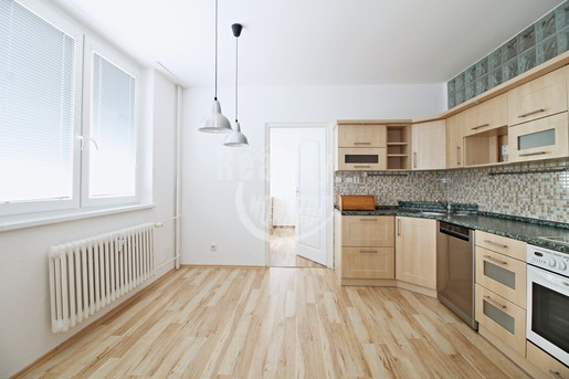 Nabízíme k pronájmu kompletně zrekonstruovaný byt 3+1 v ulici Nerudova, v Třešti - Fotka 4