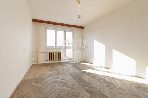 Nabízíme k pronájmu panelový byt 2,5 + 1 s balkónem v OV na ulici Žižkova v Jihlavě - Fotka 1