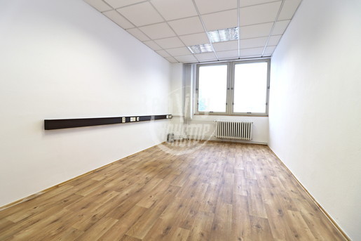 Nabízíme k pronájmu kancelářské prostory s možností parkování u centra města Jihlavy - Fotka 7