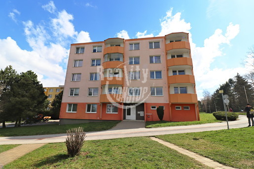Nabízíme k prodeji panelový byt s balkónem v ulici Březinova, Jihlava - Fotka 1
