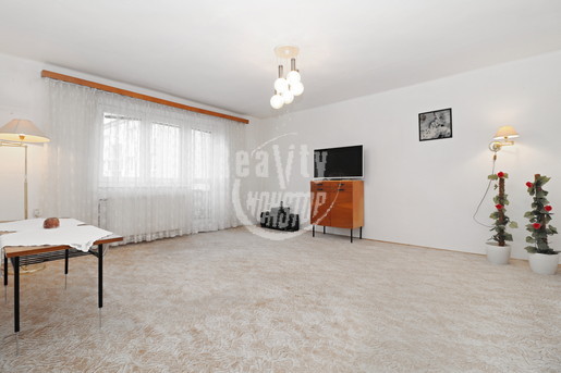 Prodej prostorného zděného bytu 3+1 s garáží a velkým sklepem u centra Jihlavy, Mošnova ulice - Fotka 1