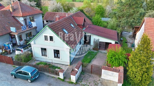 Prodej stylového rodinného domu 6+kk s útulnou zahradou a garáží v Černé u Měřína - Fotka 1