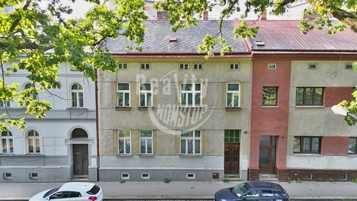 Prodej výjimečného rodinného domu se zahrádkou o 4 podlažích v Jihlavě, Štefánikovo náměstí - Fotka 1