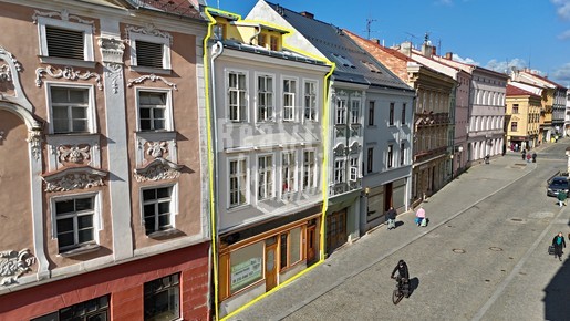 Bytový dům s deseti byty, komerčním prostorem a potenciálem k rozšíření v srdci Jihlavy. - Fotka 1