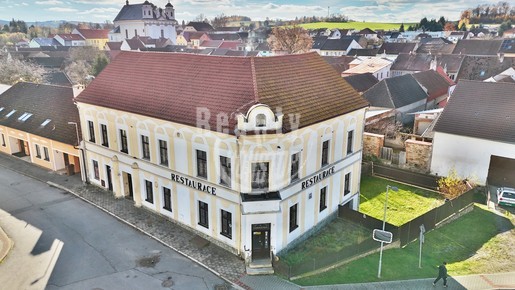 Prodej bývalé, zavedené restaurace se sálem, bytem a dalšími prostory v Batelově - Fotka 1