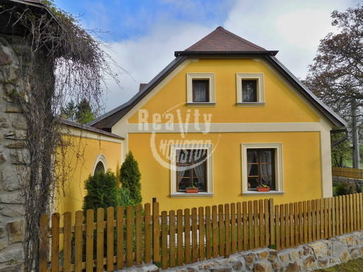 Prodej krásného rodinného domu s navazujícím rozsáhlým pozemkem - Fotka 1