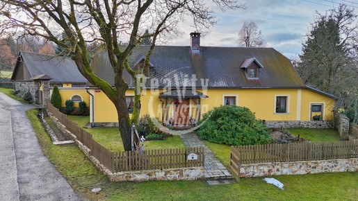 Prodej krásného rodinného domu s navazujícím rozsáhlým pozemkem - Fotka 32