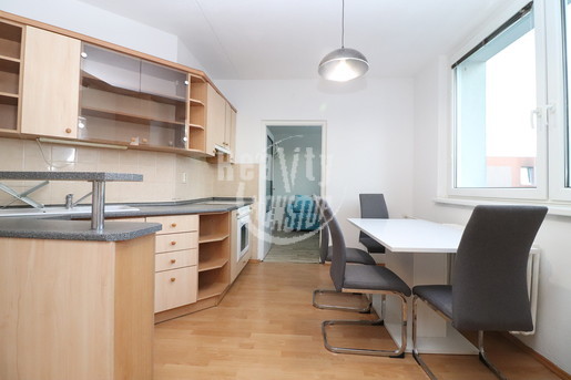 Nabízíme k pronájmu zrekonstruovaný byt 3+1 v ulici Demlova v Jihlavě - Fotka 1