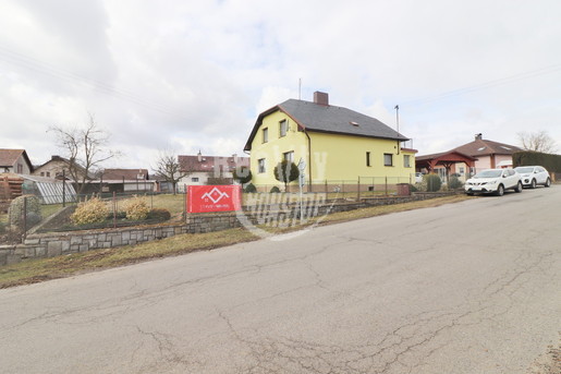 Exkluzivní pronájem rodinného domu s garáží a zahradou v obci Štoky