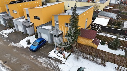 Prodej moderního řadového domu s terasou a zahradou – Jihlava, ul. Na Dolech - Fotka 1