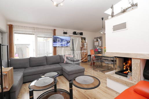 Prodej útulného atriového domu 3+kk se soukromým patiem a samostatnou garáží – ulice Na Dolech - Fotka 1