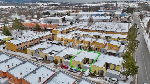 Prodej útulného atriového domu 3+kk se soukromým patiem a samostatnou garáží – ulice Na Dolech - Fotka 3