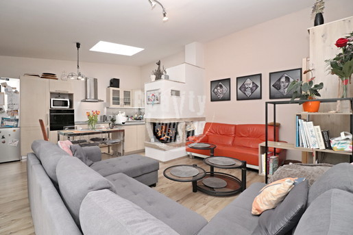 Prodej útulného atriového domu 3+kk se soukromým patiem a samostatnou garáží – ulice Na Dolech - Fotka 4