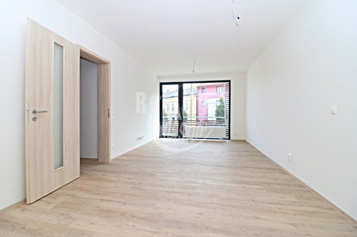 Nabízíme pronájem zánovního zděného bytu 2+kk s balkónem a parkovacím stáním u centra Jihlavy - Fotka 5