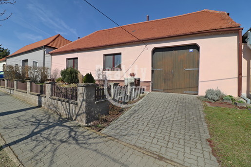 Rodinný dům s uzavřeným dvorem a prostornou zahradou, Chvalovice u Znojma - Fotka 1