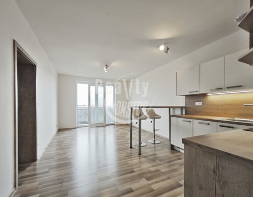 Nabízíme pronájem zánovního zděného bytu 2+kk s balkónem a garážovým stáním, Lužická, Jihlava - Fotka 1