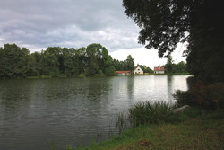 Exkluzivní prodej rybníku o rozloze 37 496 m2 s rodinným domem 