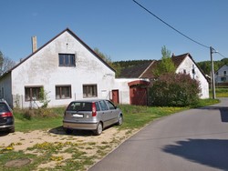 Nabízíme k prodeji zemědělskou usedlost s velkým uzavřeným dvorem a zahradou v obci Nová Ves