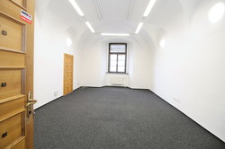 Nabízíme k pronájmu reprezentativní kancelářské prostory s možností parkování v centru města Jihlavy
