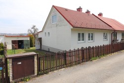 Exkluzivní prodej rodinného domu se zahradou a garáží v obci Štoky