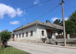 Exkluzivní prodej bývalé zemědělské usedlosti s velkým pozemkem v obci Smrčná