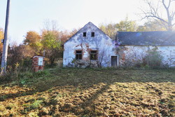 Exkluzivní prodej bývalé zemědělské usedlosti s navazujícími pozemky v obci Rácov u Batelova