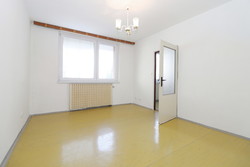Nabízíme k prodeji pěkný panelový byt 2+1 v OV na ulici S. K. Neumanna v Jihlavě