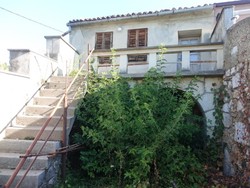 Prodej kamenného domu k rekonstrukci ve vzdálenosti 3 km od moře, Chorvatsko