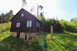 Prodej dřevěné podezděné chaty nedaleko krajského města Jihlavy