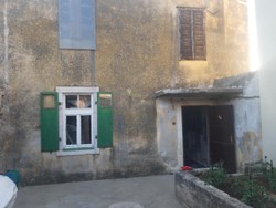 Prodej domu k rekonstrukci ve vzdálenosti 2 km od moře, Crikvenica, Chorvatsko