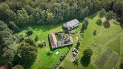 Prodej bývalé zemědělské usedlosti s přilehlými pozemky v obci Rácov 