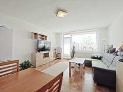 Nabízíme pronájem nízkonákladového zděného bytu 2+kk s lodžií v Jihlavě, ulice Mošnova