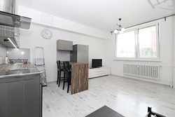 Nabízíme k pronájmu panelový kompletně rekonstruovaný byt 1+1 (2+kk) v Třebíči, ulice Okrajová
