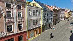 Bytový dům s deseti byty, komerčním prostorem a potenciálem k rozšíření v srdci Jihlavy.