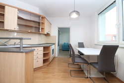 Nabízíme k pronájmu zrekonstruovaný byt 3+1 v ulici Demlova v Jihlavě