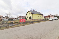 Exkluzivní pronájem rodinného domu s garáží a zahradou v obci Štoky