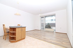 Nabízíme k pronájmu zděný byt 2+kk s prostorným balkónem v Jihlavě, ulice Zátopkova