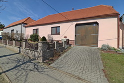 Rodinný dům s uzavřeným dvorem a prostornou zahradou, Chvalovice u Znojma