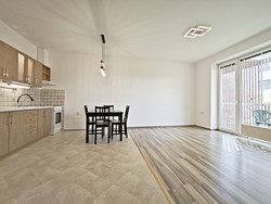 Nabízíme k pronájmu zděný byt 2+kk s prostorným balkónem v Jihlavě, ulice Zátopkova