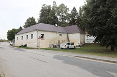 Prodej domu s uzavřeným dvorem a novou střechou …